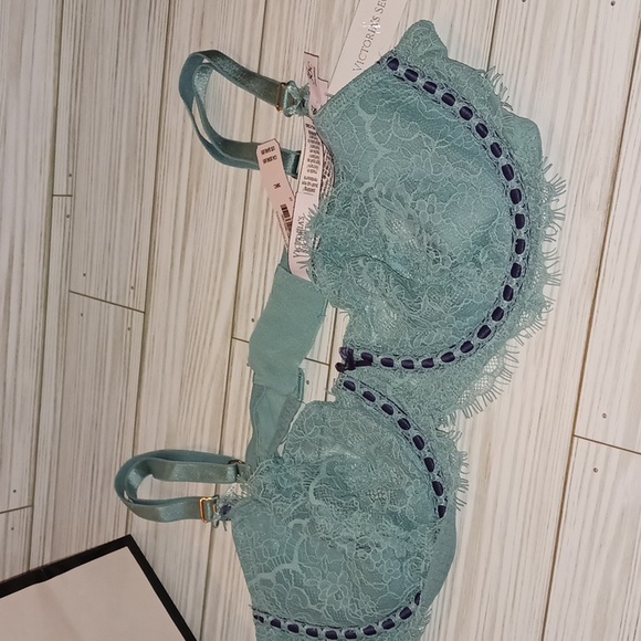 Victoria Secret - Picture 3 of 3